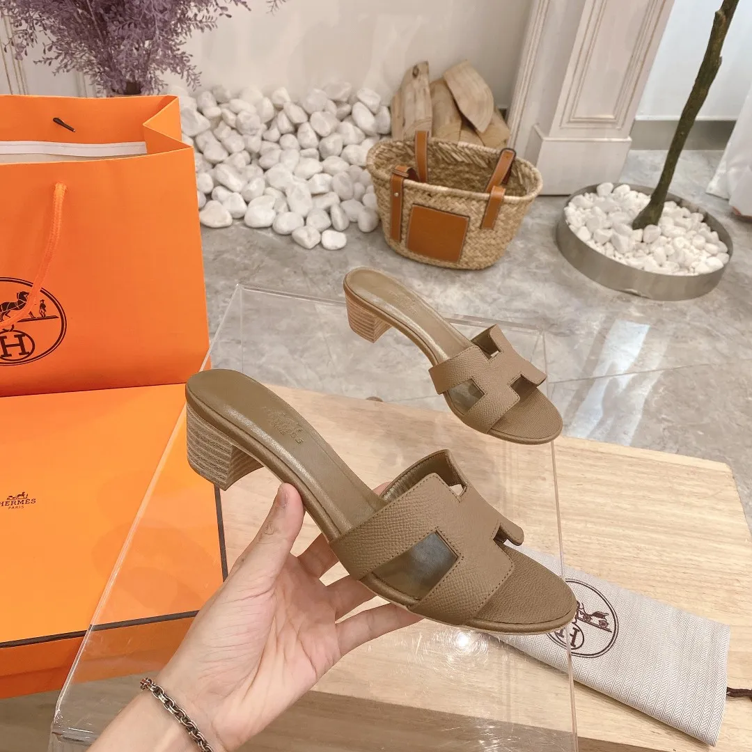 👟👟Ex-factory price 300👟👟 Genuine leather sole +40 🦄Hermès "Palm Print" has added new color sandals, "Year-round shipment" with three-dimensional concave and convex feeling on the classic "H" upper... It is a must-have item in your wardrobe, and it is magically versatile in this summer! This model fully demonstrates the classic Hermès style "palm print". Classic calfskin material ~ imported sheepskin. Lining 🐎Size: 34~42. Heel height ② type: low heel 1.5cm. Medium heel 4.5cm. Genuine leather sole +40 rubber sole.
